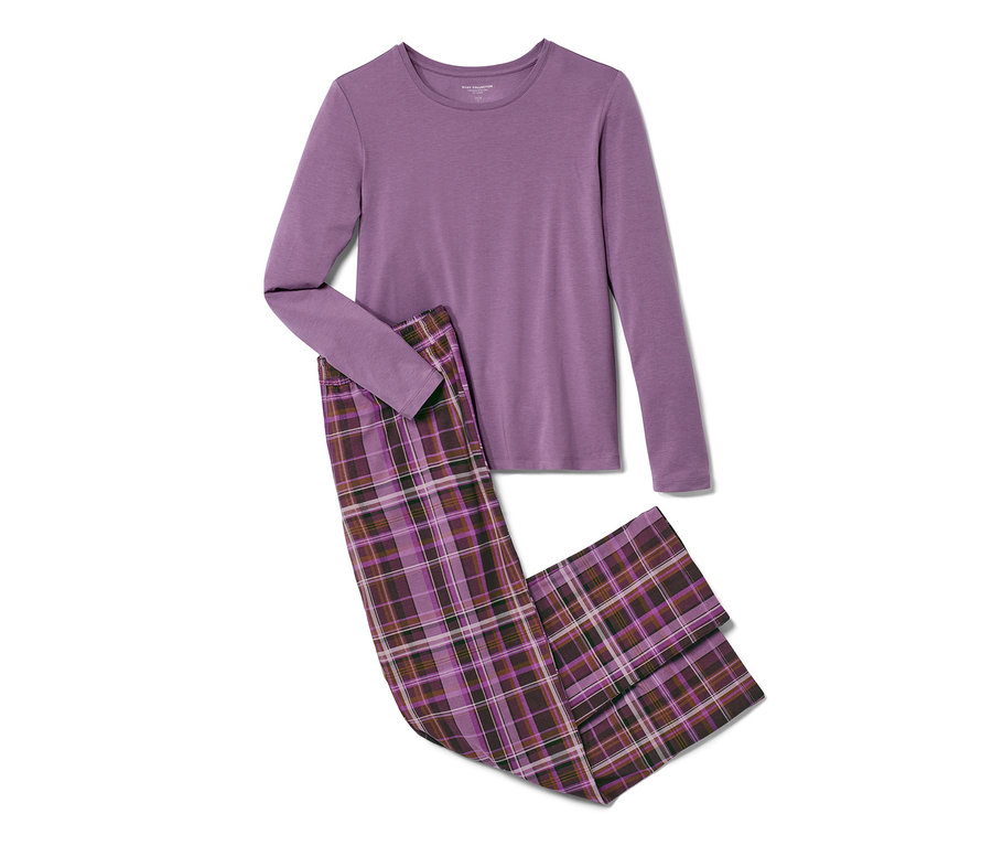 Fialové pyžamo s dlouhým rukávem a kostkované kalhoty leží na bílém pozadí.