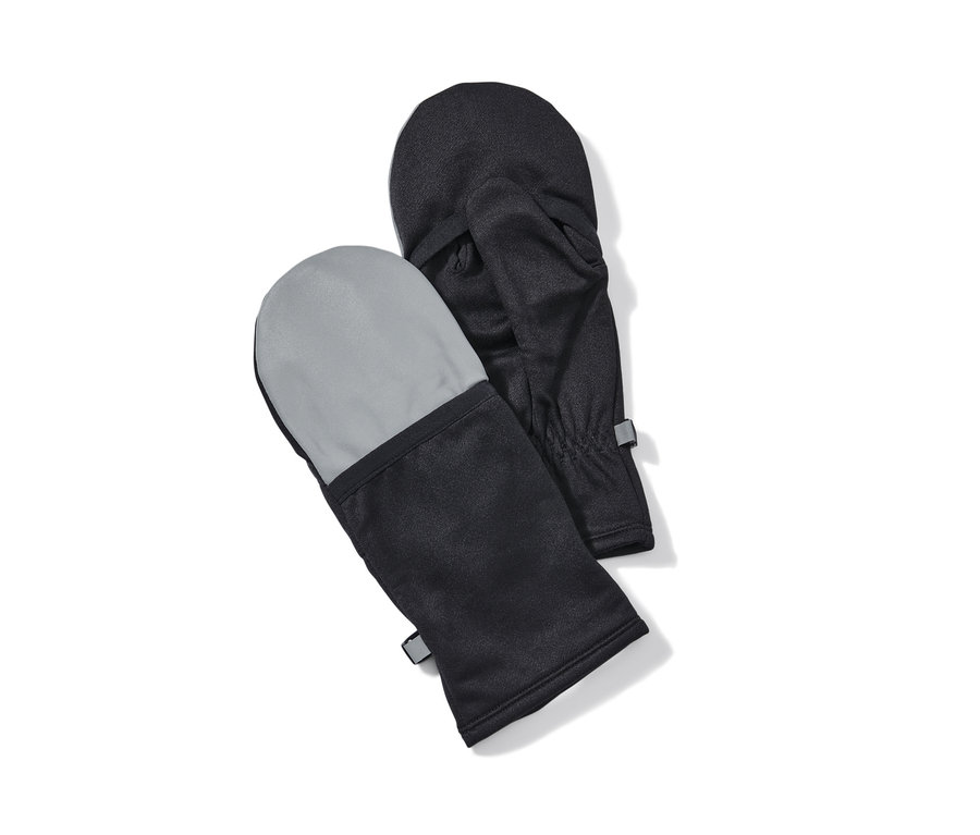 Dvoje černé běžecké rukavice s návlekem přes prsty leží na sobě.