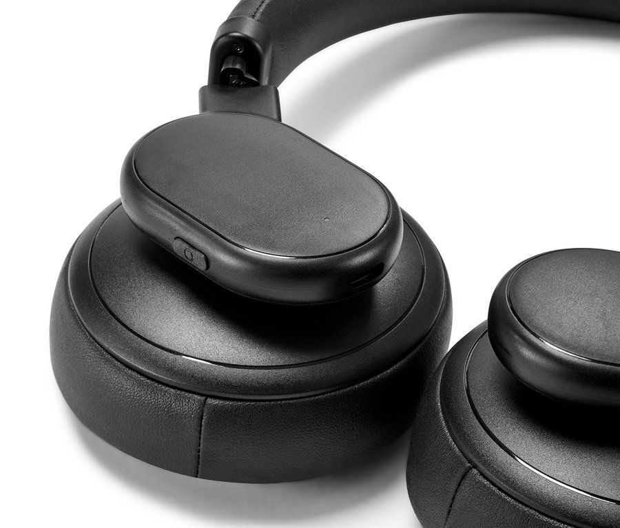 Detailní záběr černých sluchátek s Bluetooth® a dotykovou funkcí.