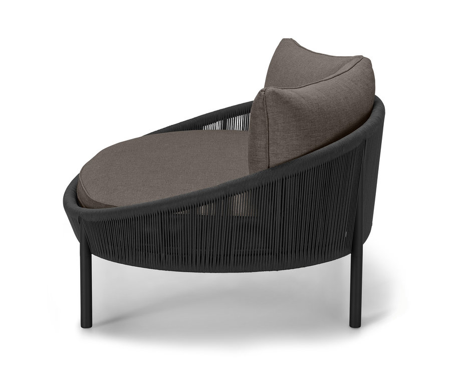 Boční pohled na pohovku »Jara« s textilním výpletem, kulatým sedákem a polštářem.