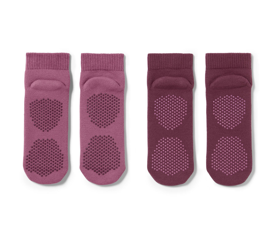 Dva páry fialových jógových ponožek s protiskluzovou podrážkou.