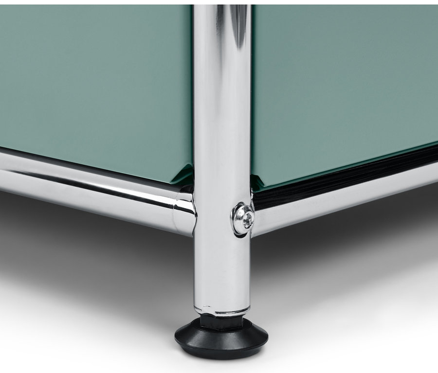 Detail odkládací skříňky »CN3« se 2 přemístitelnými výklopnými dvířky, šalvějová zelená, s chromovanými nohami.