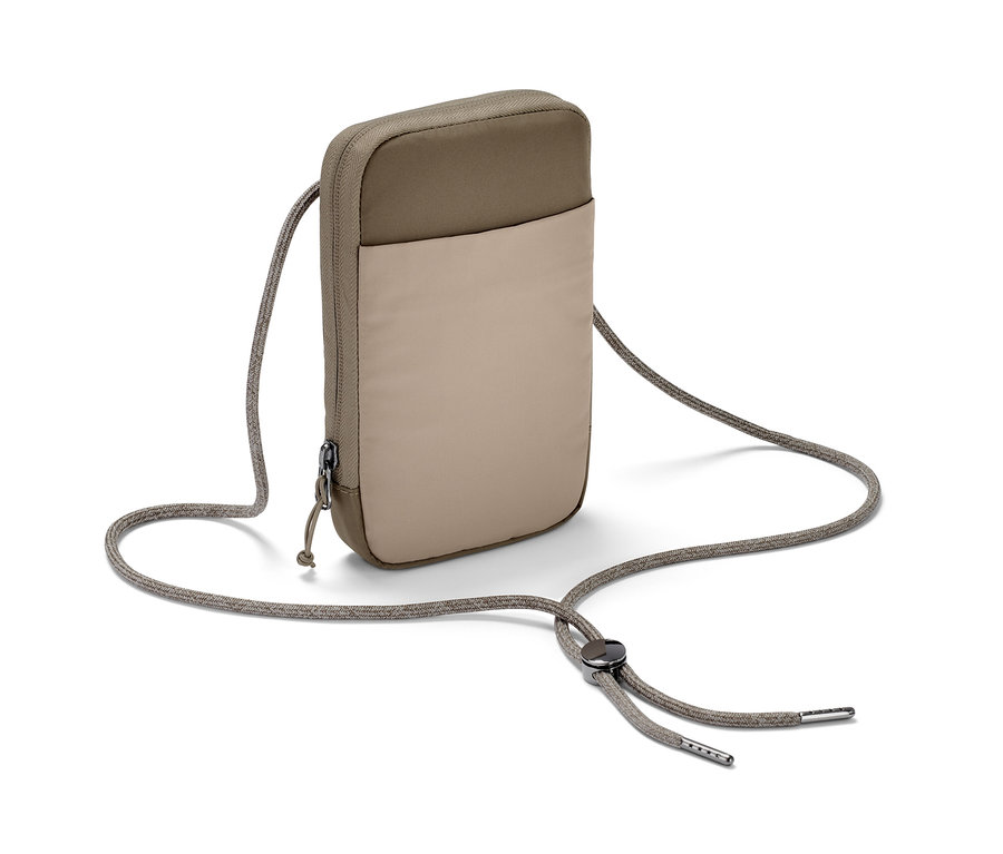 Hnědošedá taštička na mobilní telefon proti mrazu se šňůrkou.