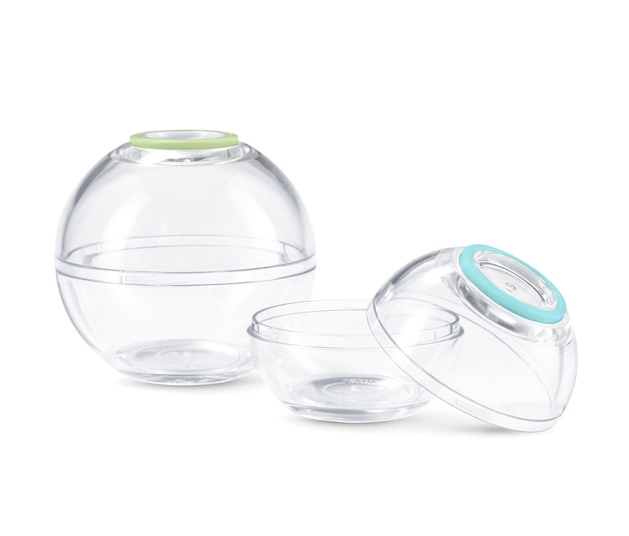 Dvě kulaté průhledné nádobky na potraviny.