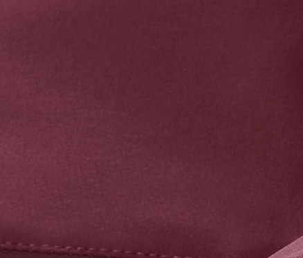 Detail bordó lyžařské bundy s polovičním zipem.