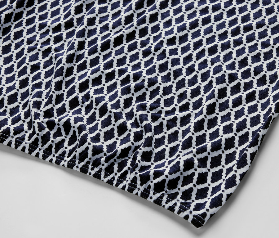 Detail halenkového trika s potiskem.