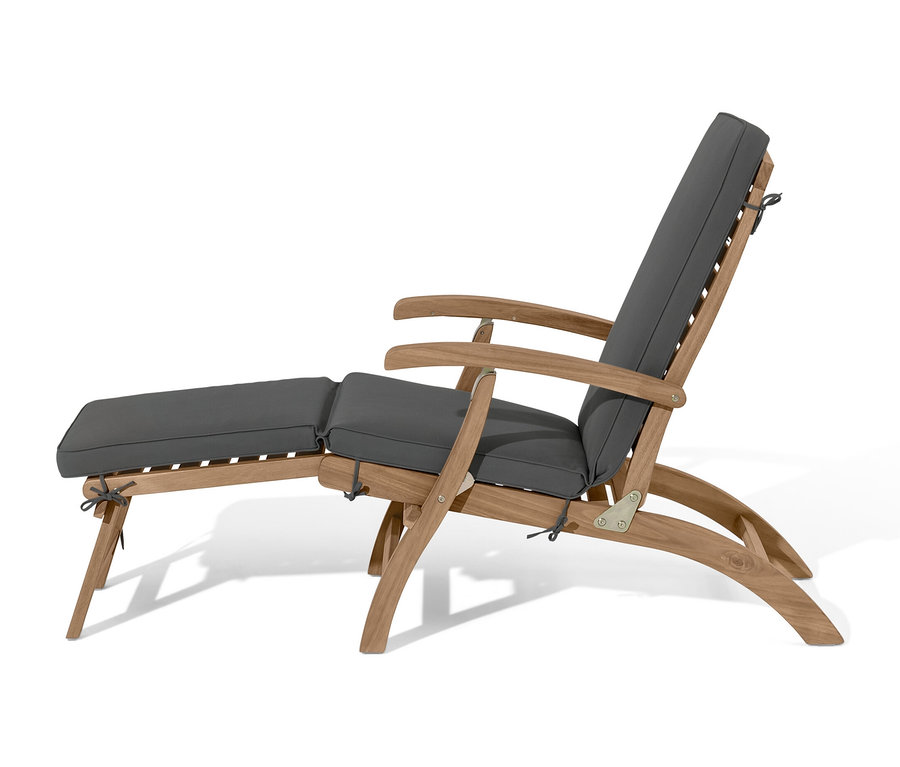 Lehátko s výsuvnou podnožkou s šedou poduškou.