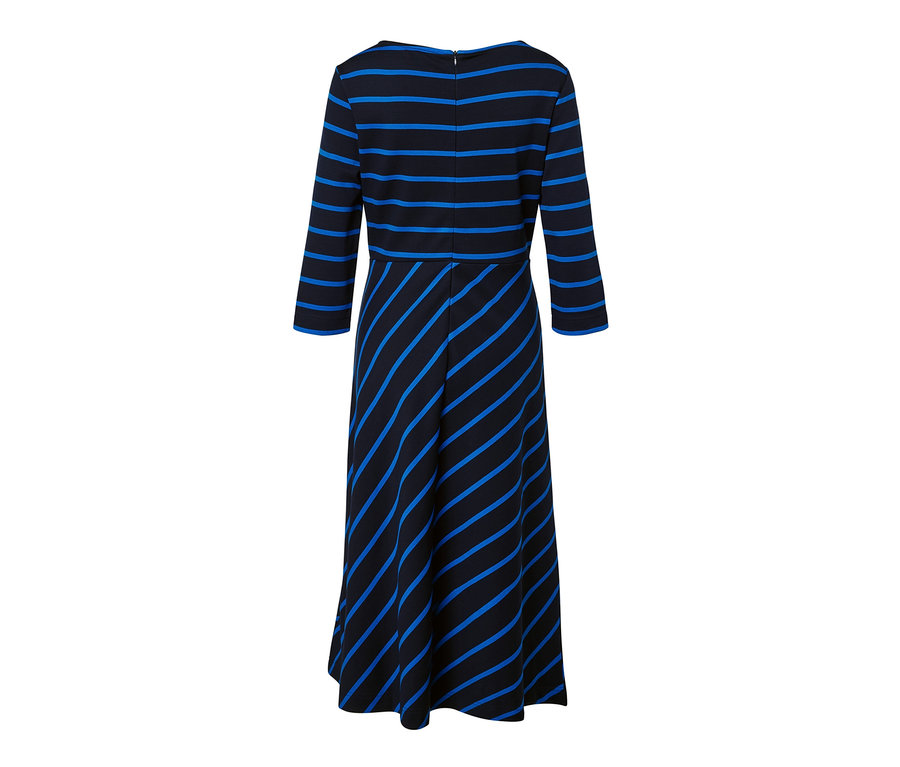 Pohled zezadu na žerzejové šaty s proužky.