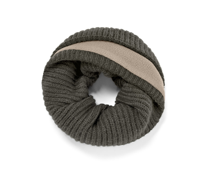 Zelený pletený kruhový šál.