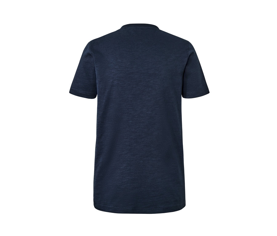 Detail tmavě modrého trička henley s krátkým rukávem z hrubé příze.