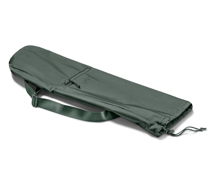 Zavřená taška na cvičební podložku olivové barvy se zipem a popruhem.