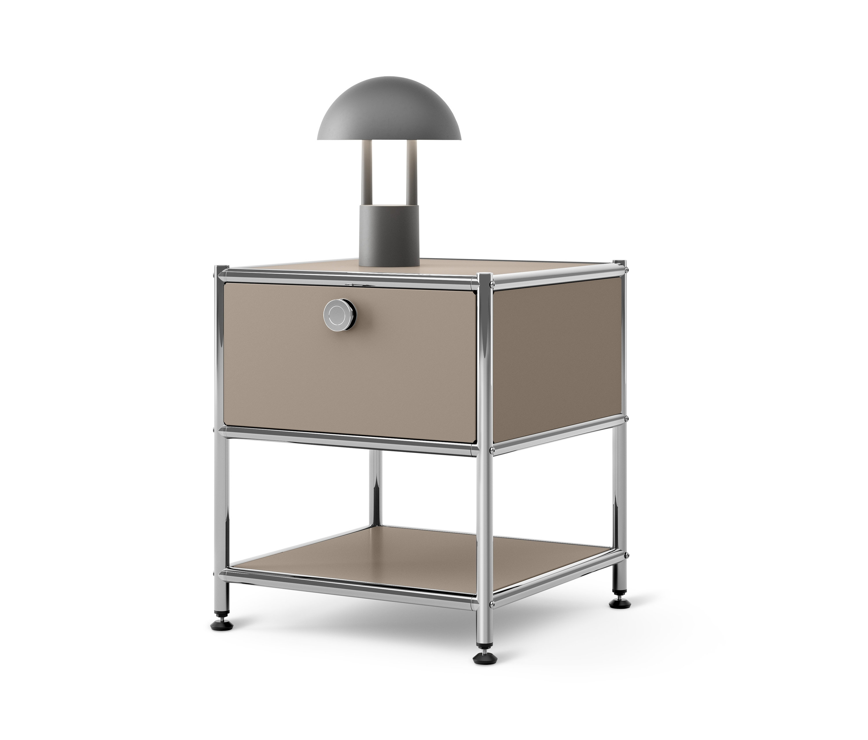 Šedá lampa stojí na béžovém kovovém odkládacím stolku »CN3« se zásuvkou.