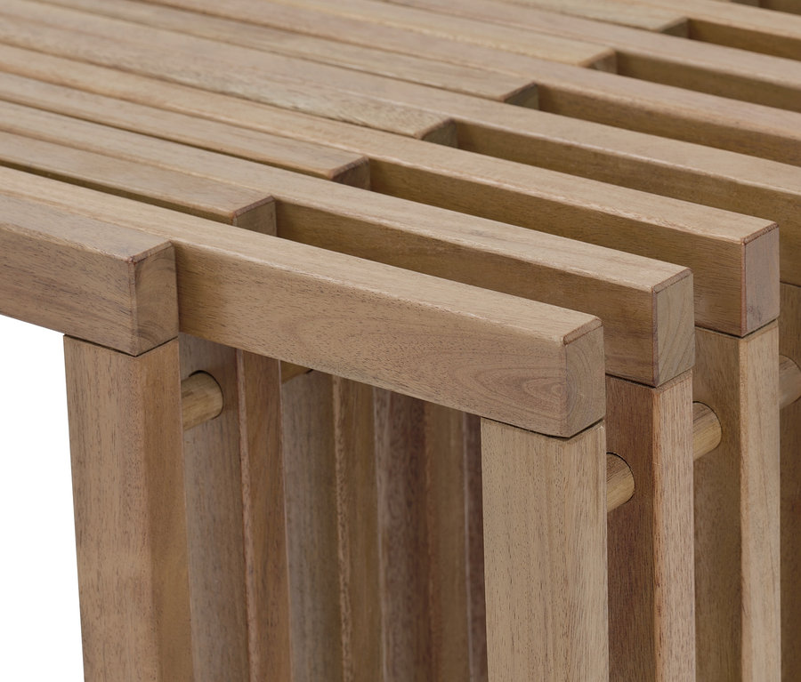 Detail rozkládací lavice z akáciového dřeva.