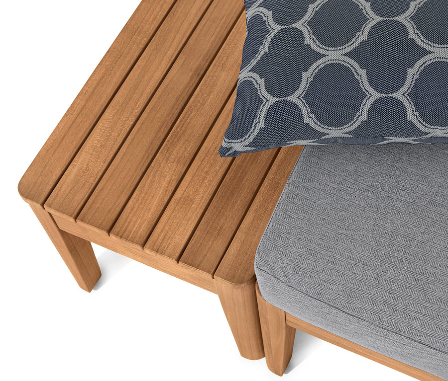 Detail teakov". rohov". pohovky s modr". pol".t".m