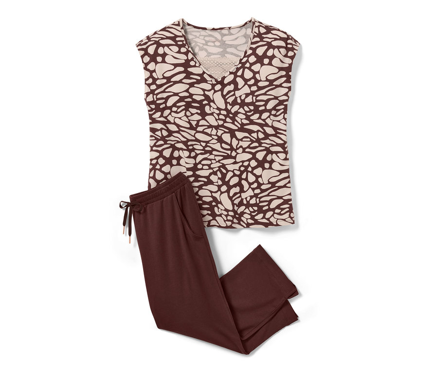 Hnědé pyžamo s krajkou leží na bílém pozadí.