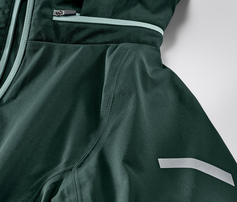 Detail cyklistické bundy do deště.