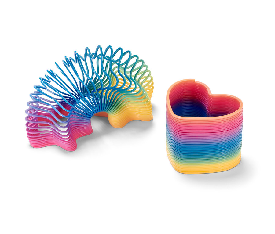 Dvě skákající pružiny na bílém pozadí. Jedna je stočená do oblouku, druhá do tvaru srdce.