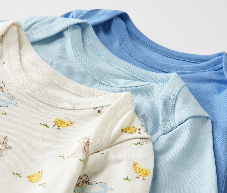 Detail tří modrých rostoucích body pro miminka.