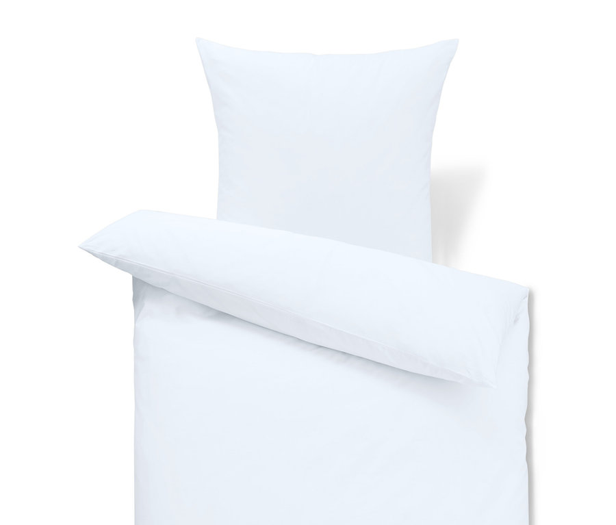 Bílé povlečení s polštářem a přikrývkou.