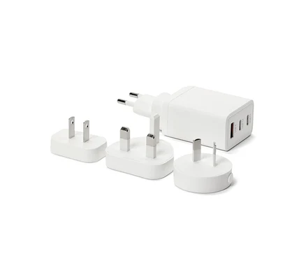 Sada bílých USB cestovních adaptérů.