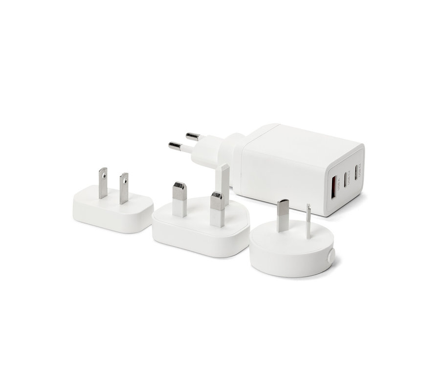 Sada bílých USB cestovních adaptérů.