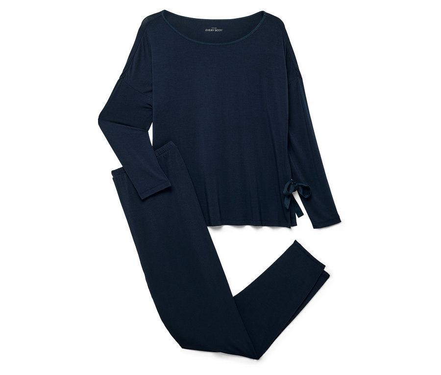 Sada tmavě modrého pyžama s dlouhým rukávem a kalhotami.