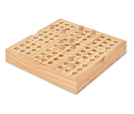 Dřevěná desková hra s kolíčky s čísly na bílém pozadí.
