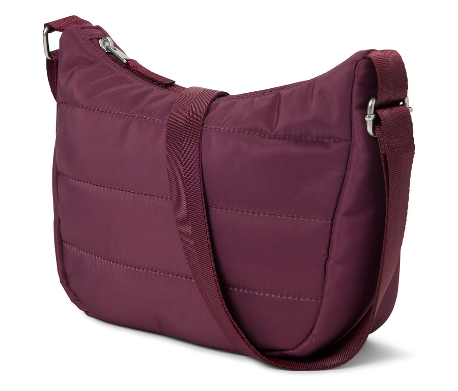 Vínová prošívaná kabelka s nastavitelným popruhem přes rameno leží na bílém pozadí.