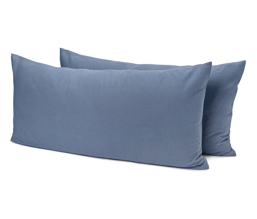 Dva modré polštáře leží na sobě.