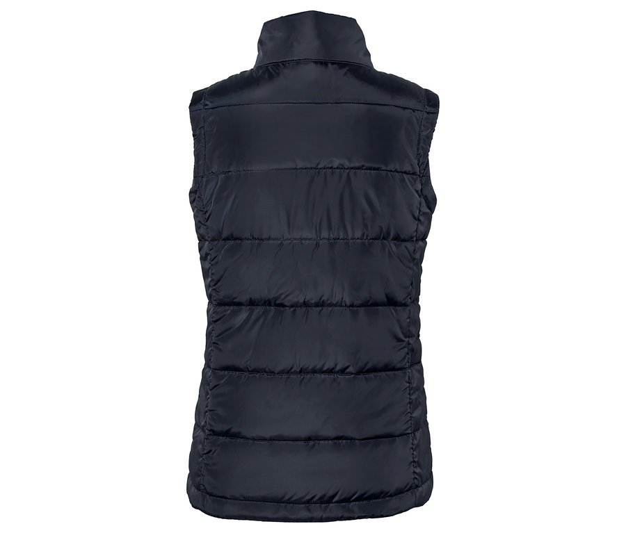 Detail zadní strany tmavě modré prošívané vesty s vysokým límcem.