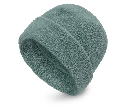 Modrozelená fleecová čepice beanie na bílém pozadí.