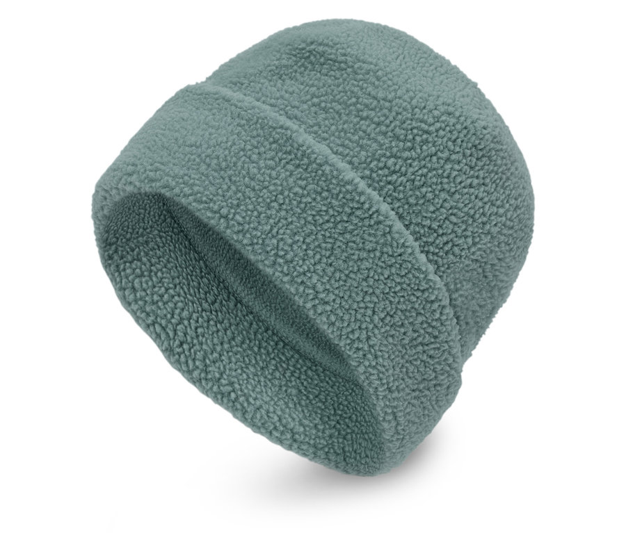 Modrozelená fleecová čepice beanie na bílém pozadí.