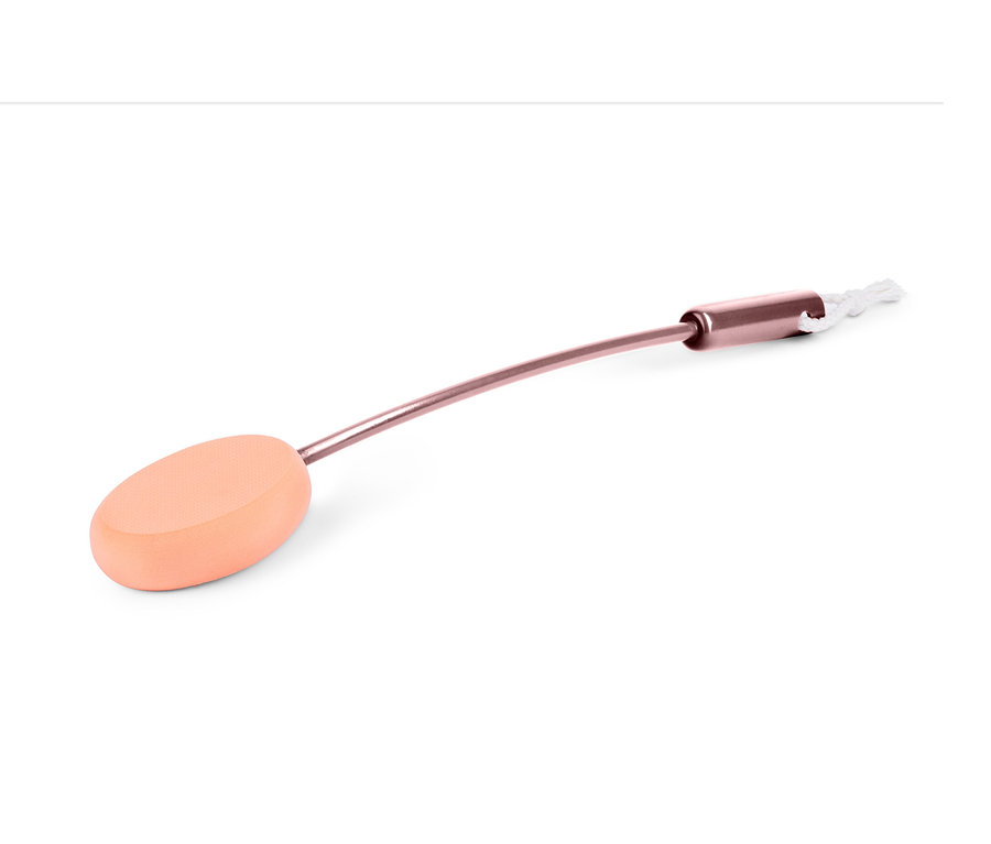 Aplikátor krému na záda s oválnou houbičkou a bronzovou rukojetí.