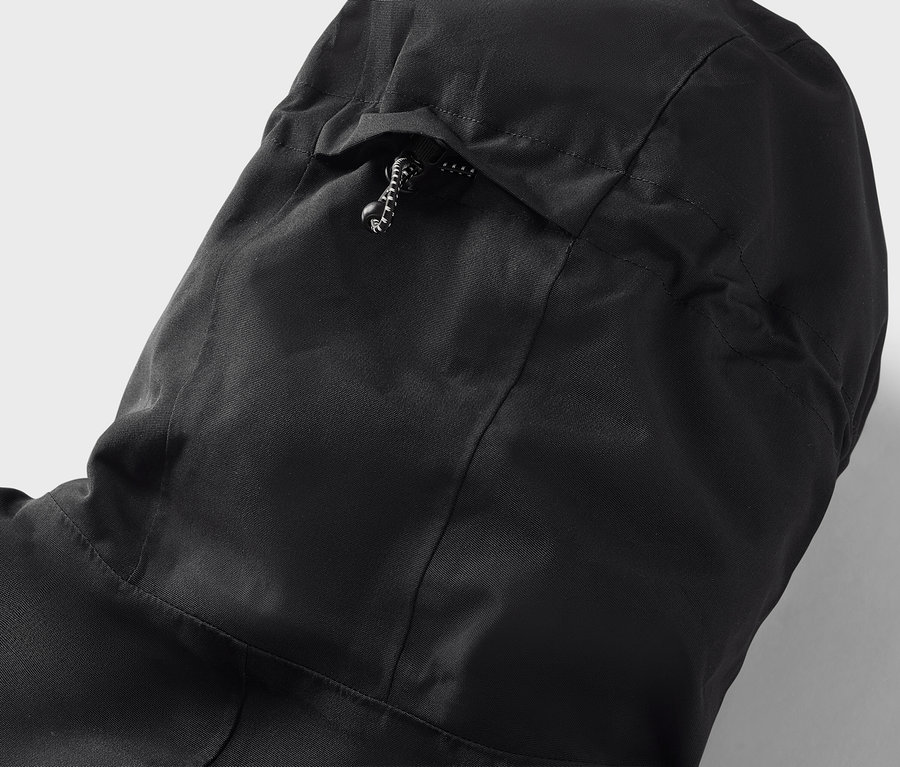 Detail černé kapuce bundy se stahovací šňůrkou.