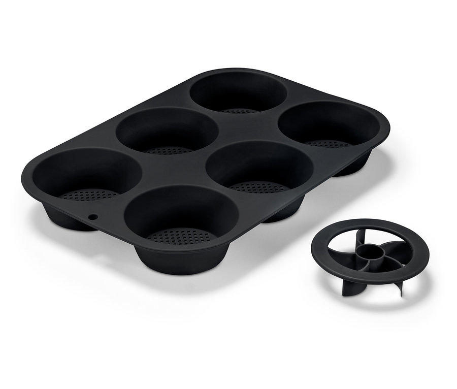 Černá silikonová forma na pečení se šesti otvory a vyjímatelným dnem.