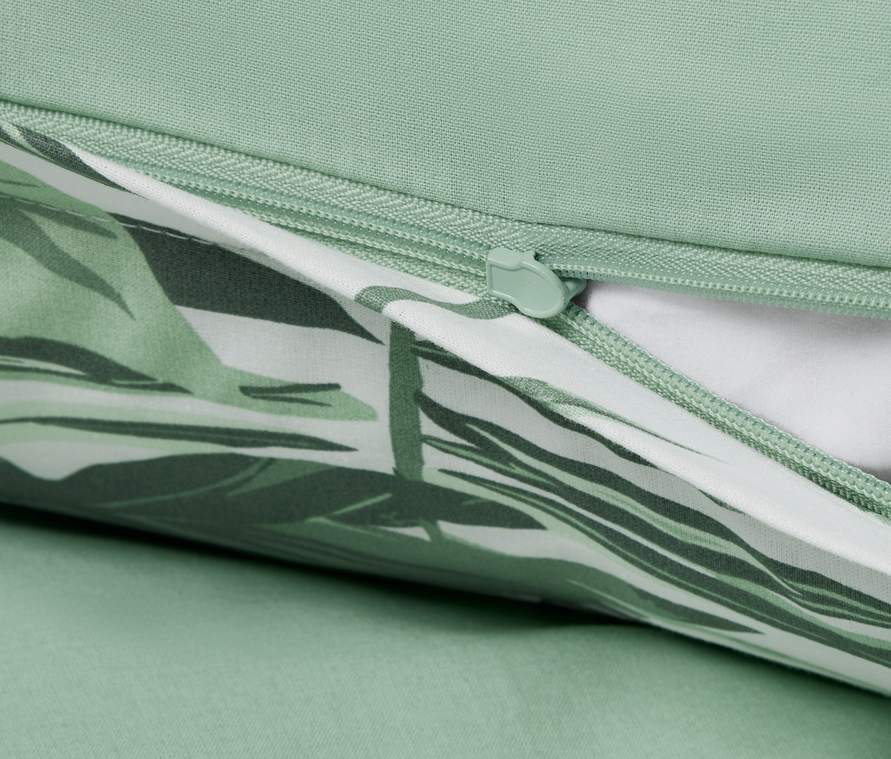 Detail standardní velikosti povlečení renforcé s motivem palem a zipem.