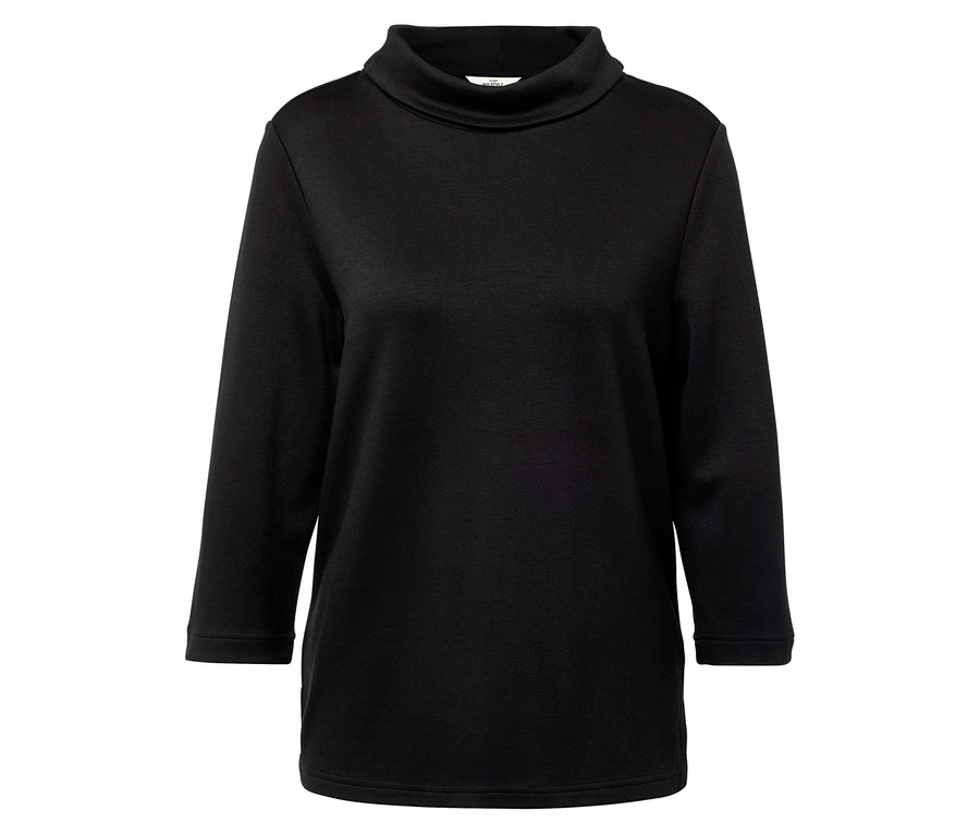 Černý svetr se stojáčkem.