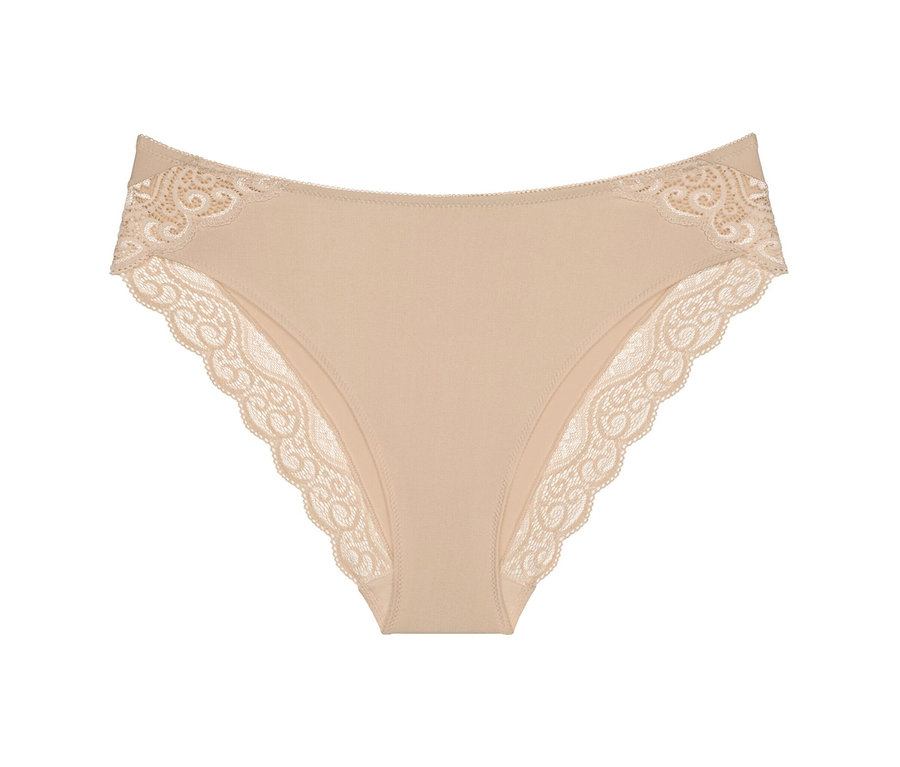 Kalhotky tai Triumph Amourette v tělové barvě, zdobené krajkou.