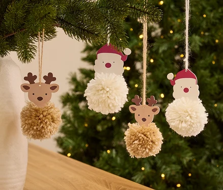 Na vánočním stromečku visí ozdoby Santa Clause a soba s bambulkami.