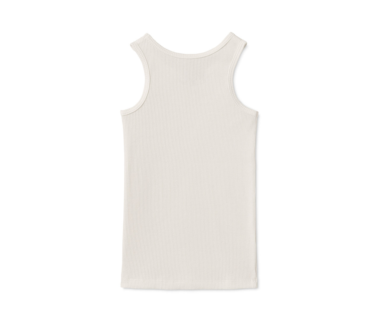 Bílý nátělník z jemně žebrované pleteniny.