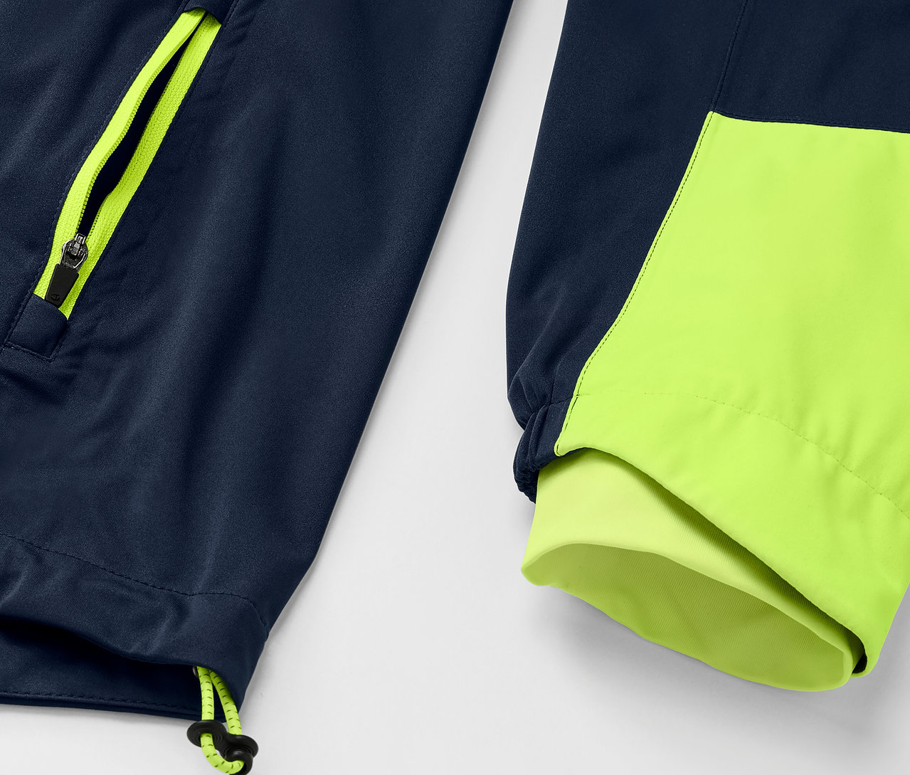 Detailní pohled na Rad-Regenjacke, tmavě modrá bunda s neonově žlutými detaily zipu a manžety.