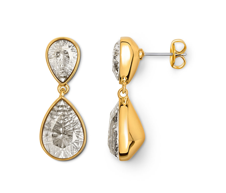 Náušnice se zlatým rámem a čirými kameny ve tvaru slzy.