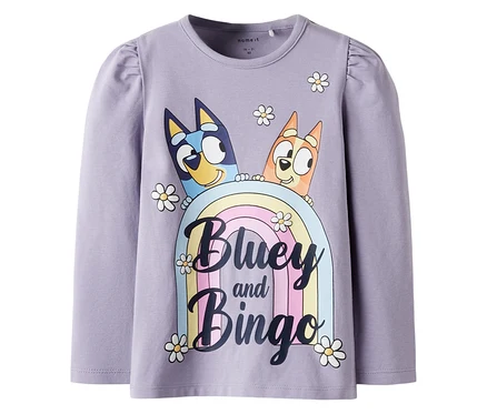 Fialové tričko s dlouhým rukávem NAME IT »BLUEY« zobrazuje Blueyho a Bingo nad duhou s sedmikráskami.