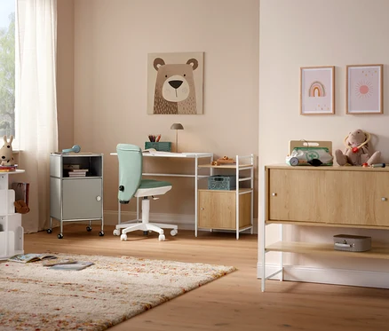 Mátová židle Topstar Sitness »Home S'cool« stojí před stolem. Na podlaze leží béžový koberec »Himalaya«.