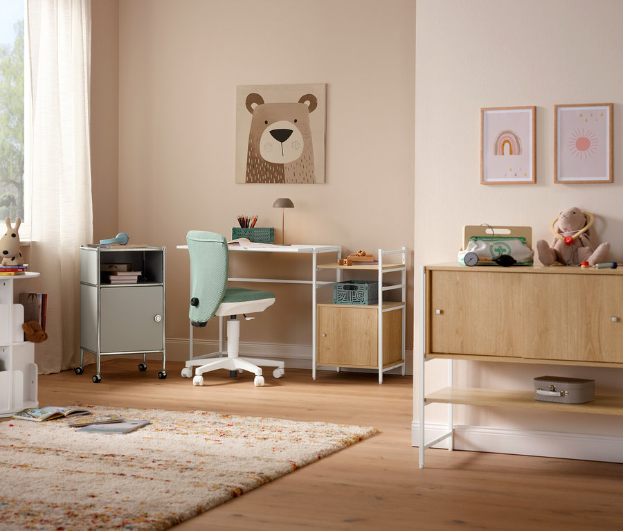 Mátová židle Topstar Sitness »Home S'cool« stojí před stolem. Na podlaze leží béžový koberec »Himalaya«.