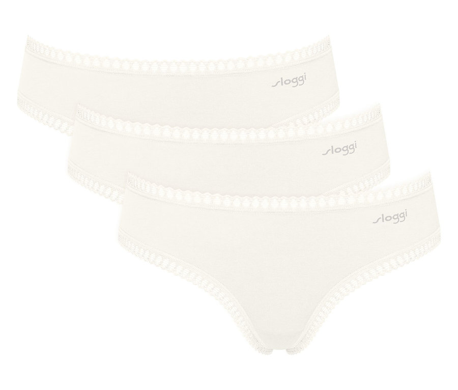Troje bílé kalhotky Sloggi s krajkovým lemem leží na sobě.