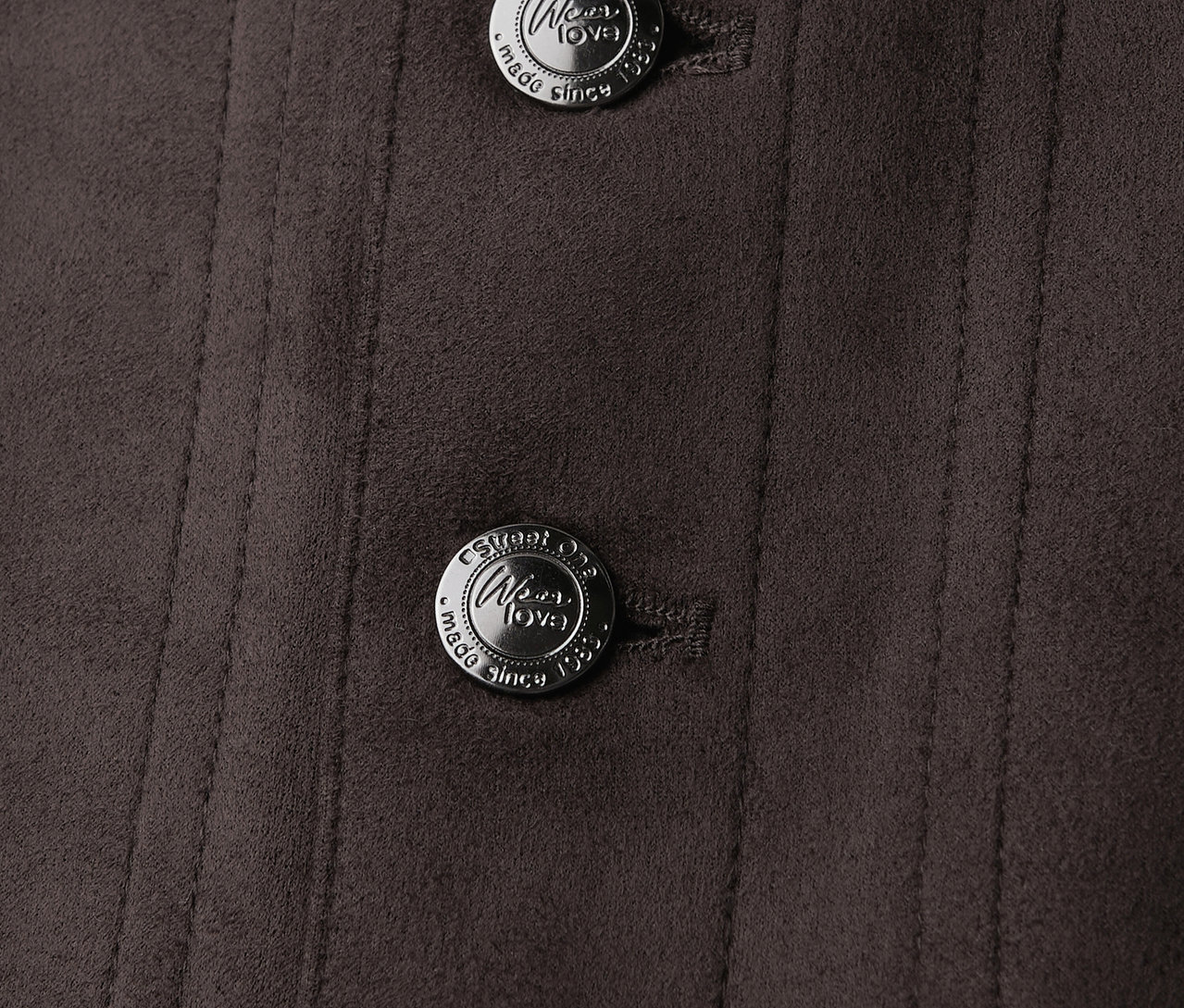 Detail semišové sukně Street One se dvěma stříbrnými knoflíky.