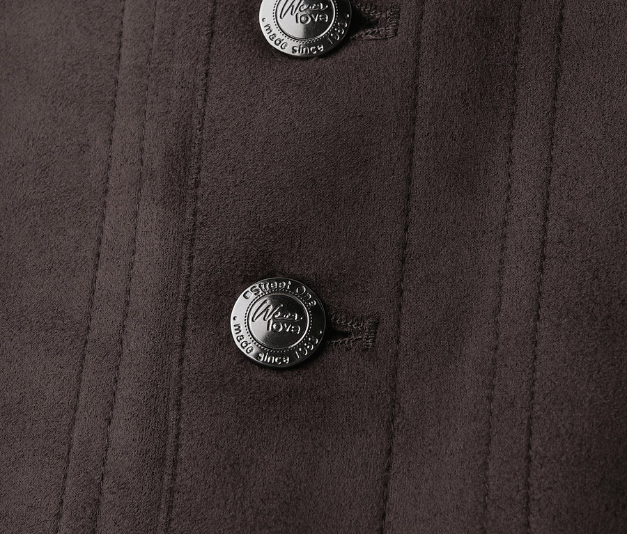 Detail semišové sukně Street One se dvěma stříbrnými knoflíky.