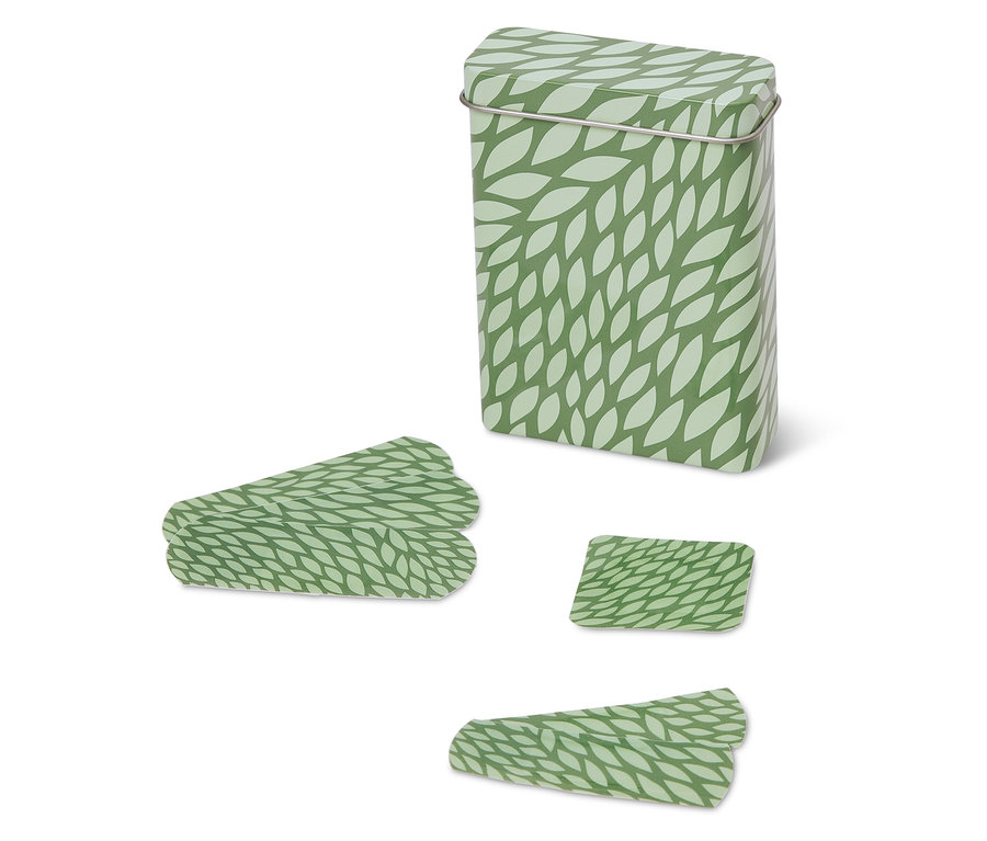 Zelená nádoba se vzorem listů stojí vedle dvou objektů ve tvaru listů a čtvercového objektu.