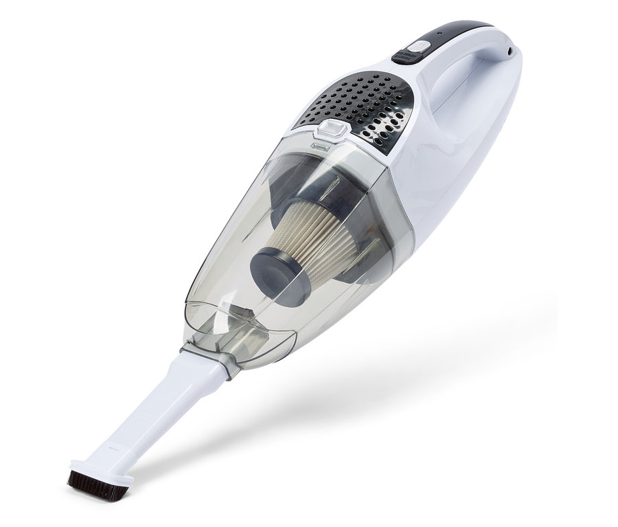 Bílý bezdrátový ruční vysavač s průhlednou nádobou na prach a kartáčovým nástavcem leží na bílém pozadí.